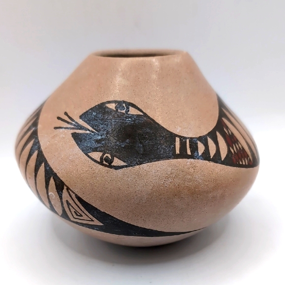 Mata Ortiz Other - Mata Ortiz Mexico Polychrome Clay Pottery Hand Painted Snake Seed Pot Vase